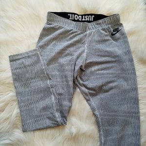 SOLDNike grey cotton spandex printed leggings
